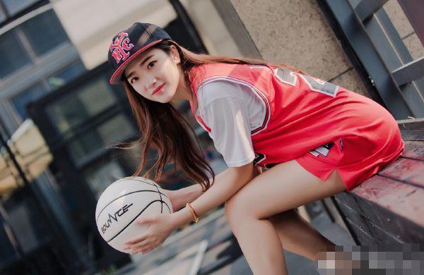 昔日篮球女神，身材火辣，因着“泳装深V”走红，今转型成白富美