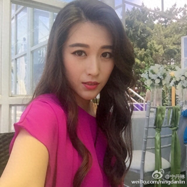 她13岁移民美国，曾接替杨紫出演《家有儿女》小雪，如今变这样