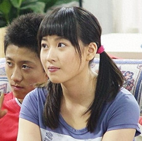 她13岁移民美国，曾接替杨紫出演《家有儿女》小雪，如今变这样