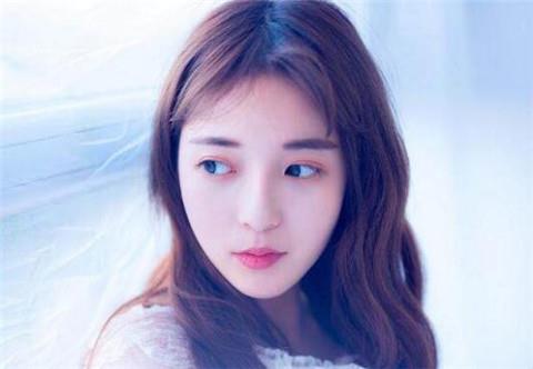 跟女孩子去约会怎样聊天变的会密切一点