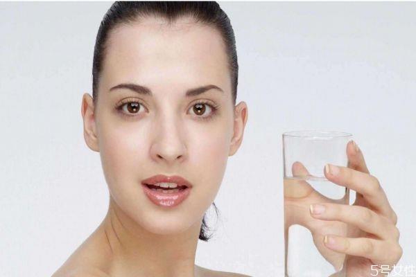 减肥每天要喝多少水 减肥喝水应该喝多少 减肥每天要喝多少水 减肥喝水应该喝多少