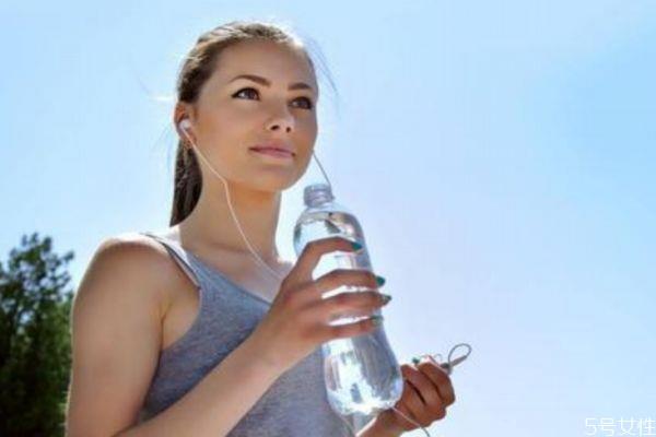 减肥每天要喝多少水 减肥喝水应该喝多少 减肥每天要喝多少水 减肥喝水应该喝多少