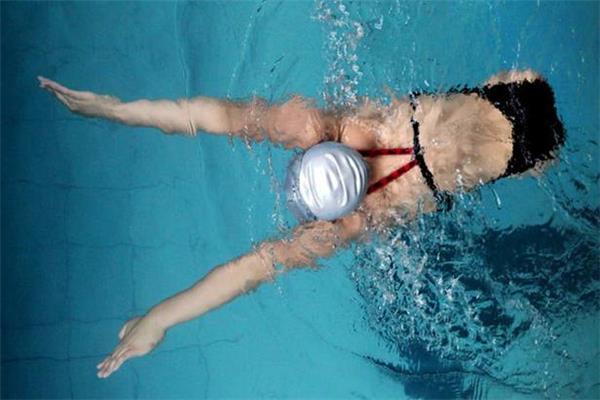 蛙泳窄蹬腿伤膝盖吗 蛙泳窄蹬腿怎么练 蛙泳窄蹬腿伤膝盖吗 蛙泳窄蹬腿怎么练