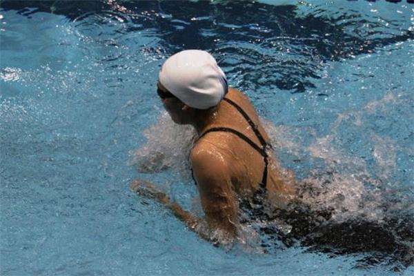 蛙泳窄蹬腿伤膝盖吗 蛙泳窄蹬腿怎么练 蛙泳窄蹬腿伤膝盖吗 蛙泳窄蹬腿怎么练