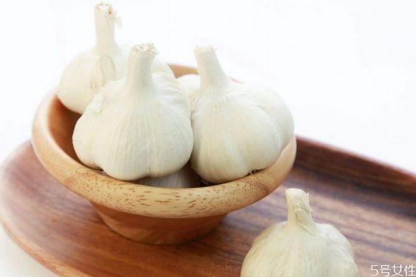 大蒜泡酒怎么制作 大蒜泡酒变绿正常吗