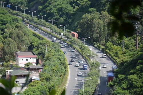 被称为深圳西北部第一高峰,海拔587米,也是深圳第八高山