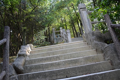 被称为深圳西北部第一高峰,海拔587米,也是深圳第八高山