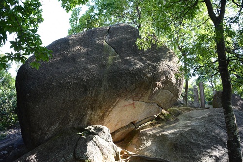 被称为深圳西北部第一高峰,海拔587米,也是深圳第八高山