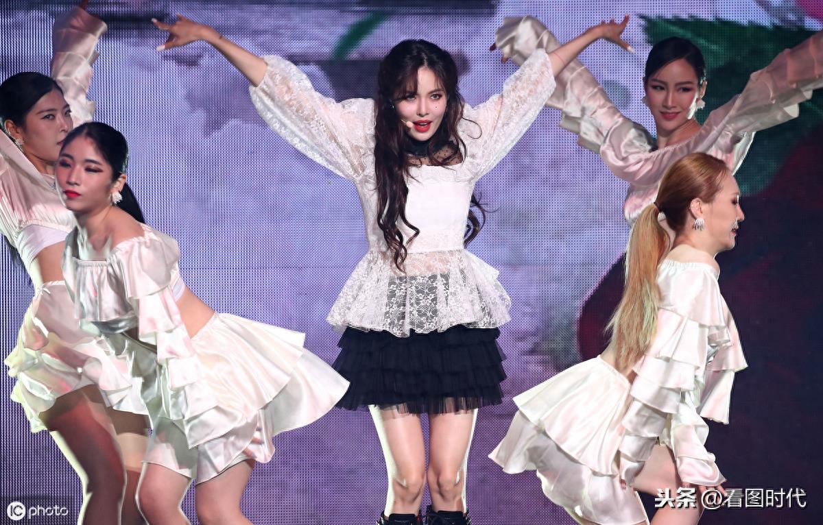 27岁的金泫雅已经出道12年，被称为“小野马”的她，频出舞台事故