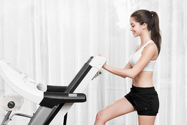 跑步机是电动的好还是机械的好 前者比较好 跑步机是电动的好还是机械的好 前者比较好