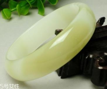 蓝田玉手镯一般多少钱 性价比很高的饰品