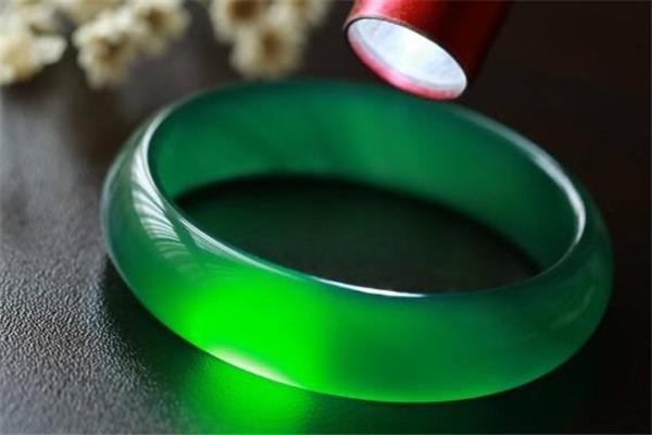 绿玉髓适合什么人戴 绿玉髓手镯适合人群 绿玉髓适合什么人戴 绿玉髓手镯适合人群