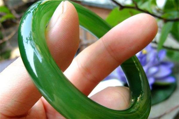 绿玉髓适合什么人戴 绿玉髓手镯适合人群 绿玉髓适合什么人戴 绿玉髓手镯适合人群