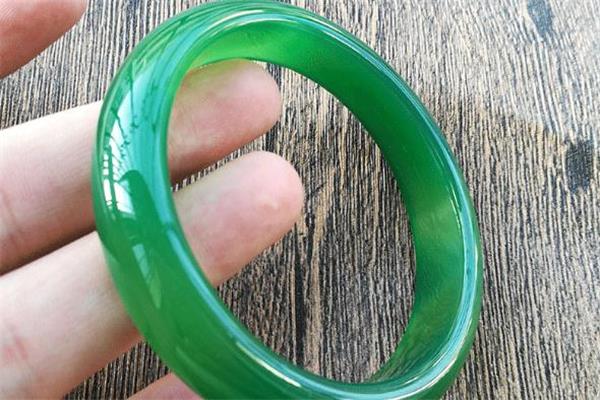 绿玉髓适合什么人戴 绿玉髓手镯适合人群 绿玉髓适合什么人戴 绿玉髓手镯适合人群