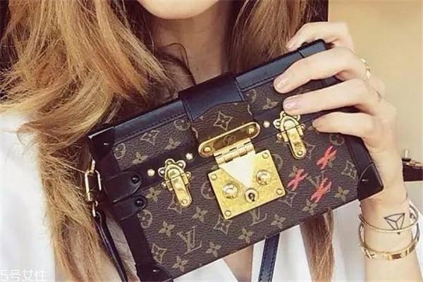 lv小箱子包怎么打开 锁扣背后的秘密 lv小箱子包怎么打开 锁扣背后的秘密