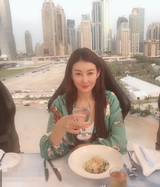 疑似王宝强现任女友照片流出，曾点赞王宝强微博，颜值很高爱运动