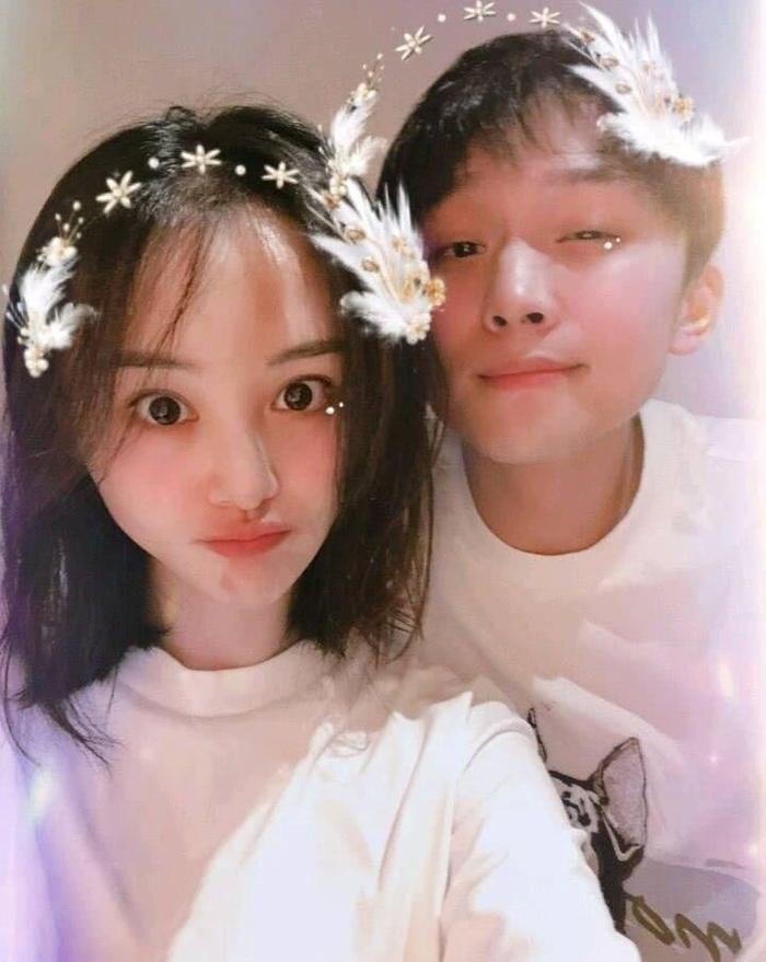 郑爽男友张恒穿西装革履的正面照曝光,风度翩翩,既阳刚又帅气!