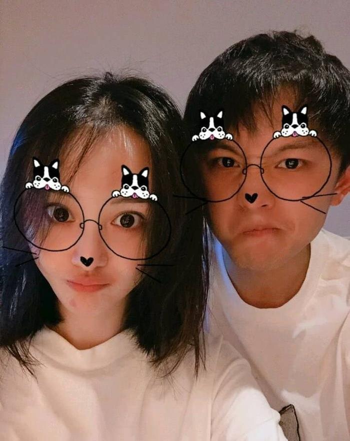 郑爽男友张恒穿西装革履的正面照曝光,风度翩翩,既阳刚又帅气!