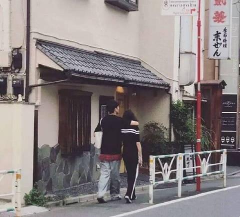 郑爽男友张恒穿西装革履的正面照曝光,风度翩翩,既阳刚又帅气!