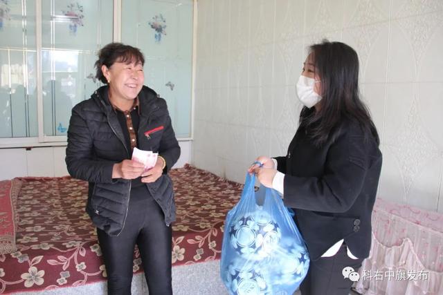 女足风采谱新篇（嘎查女足巧手缝出）(4)