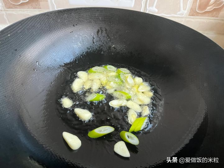 清炒西兰花的家常做法(清炒西蓝花颜色碧绿清淡爽口)