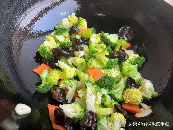 清炒西兰花的家常做法(清炒西蓝花颜色碧绿清淡爽口)