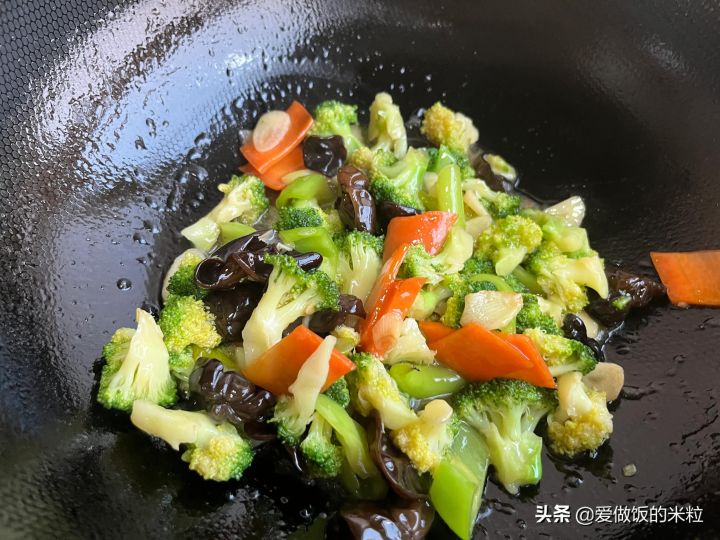 清炒西兰花的家常做法(清炒西蓝花颜色碧绿清淡爽口)