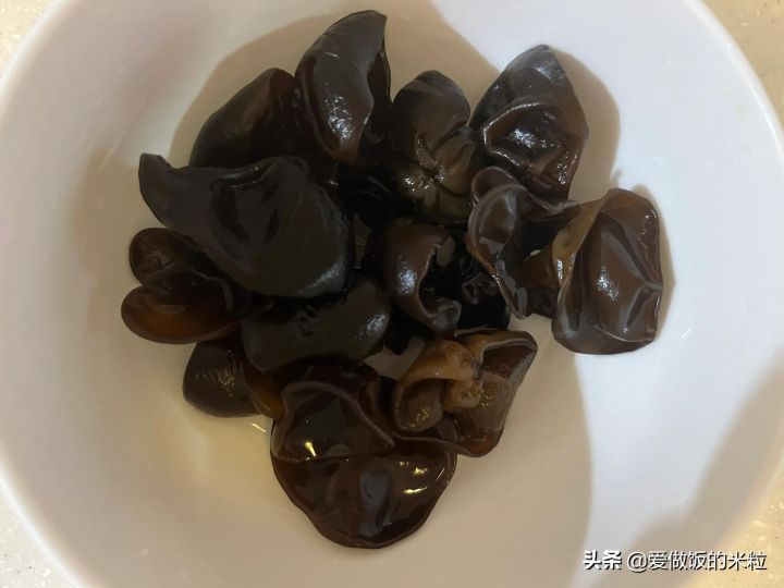 清炒西兰花的家常做法(清炒西蓝花颜色碧绿清淡爽口)