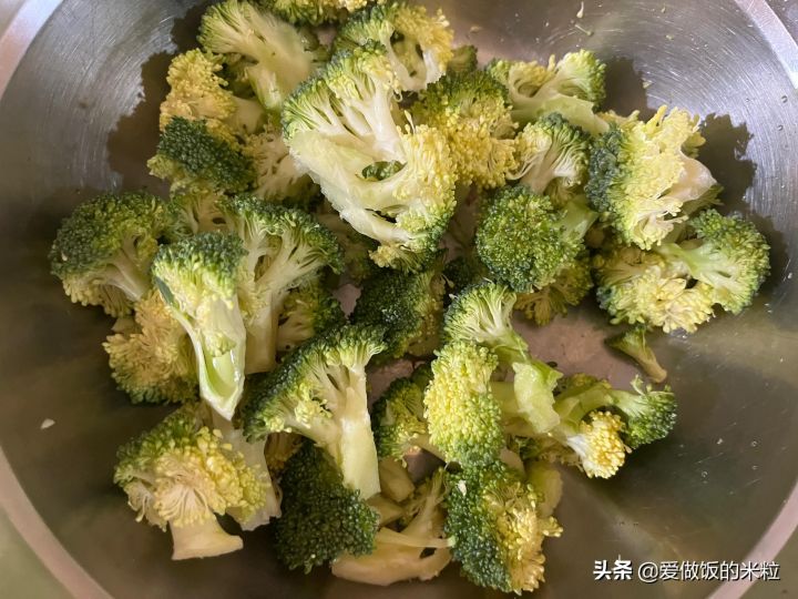 清炒西兰花的家常做法(清炒西蓝花颜色碧绿清淡爽口)