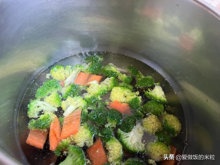 清炒西兰花的家常做法(清炒西蓝花颜色碧绿清淡爽口)