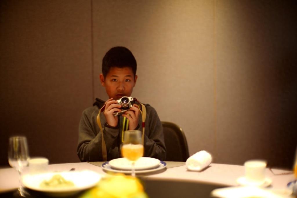 40岁陈数全家近照,二婚丈夫与李云迪齐名,待继子亲厚视如己出