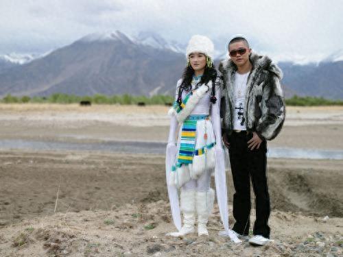 中国内地女歌手：杨魏玲花