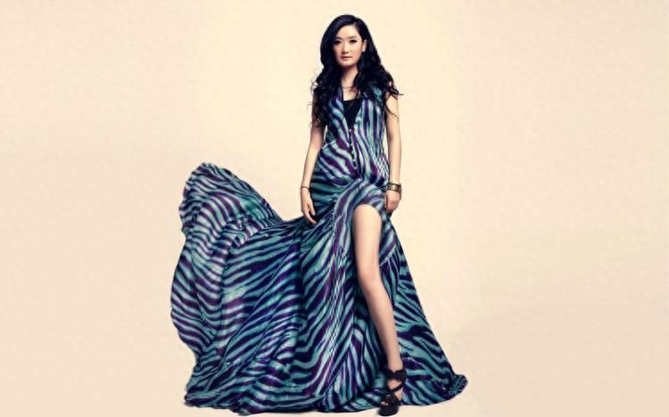 中国内地女歌手：杨魏玲花