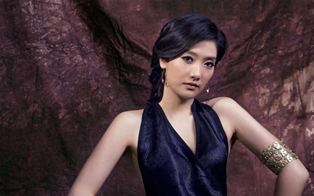 中国内地女歌手：杨魏玲花