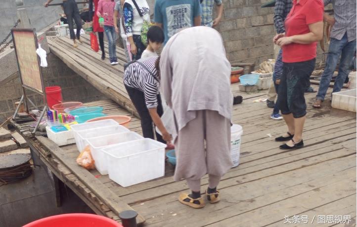 和尚放生泥鳅时行为怪异，为何市民纷纷谴责？