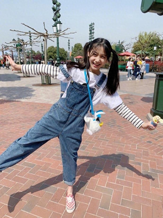 双马尾女孩张籽沐剪短发了，另一种风格，你喜欢长发还是短发的她