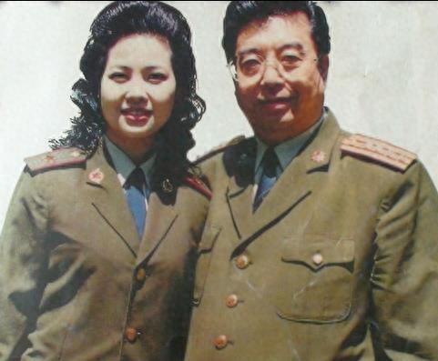 78岁李双江与51岁梦鸽近日现身，面容疲惫，昔日辉煌已不在