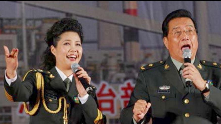 78岁李双江与51岁梦鸽近日现身，面容疲惫，昔日辉煌已不在