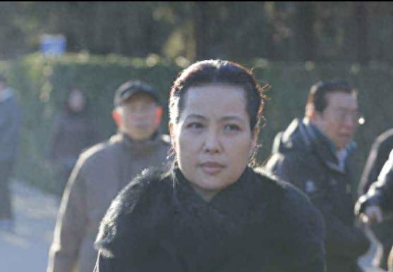 78岁李双江与51岁梦鸽近日现身，面容疲惫，昔日辉煌已不在