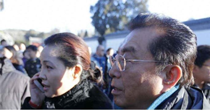 78岁李双江与51岁梦鸽近日现身，面容疲惫，昔日辉煌已不在